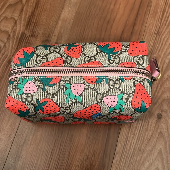 Gucci x Supreme Cosmetic Bag 🍓 - Picture 2 of 12